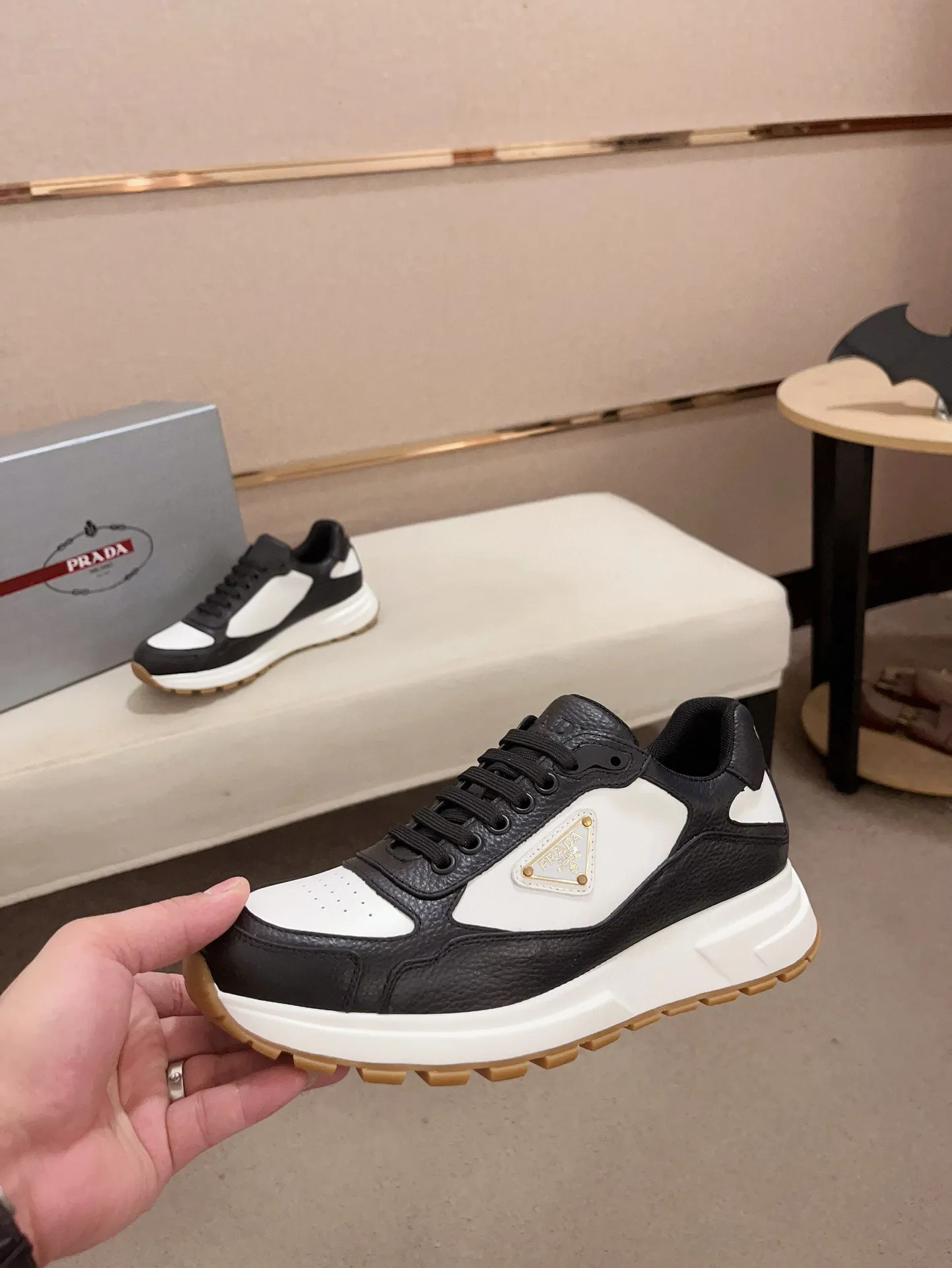 Men's shoes 💰 580💰 ✔️✔️✔️High-quality new PRADA counters are launched simultaneously. The new men's shoes and 😘 fabrics are made of selected first-layer cowhide with superb craftsmanship. Lining: Full cowhide lining. 👍🏿 High-end ☄️ air-cushion molded anti-slip rubber outsole, exquisite lines, simple and elegant, comfortable and high-end for leisure travel. Code number: 38 to 45 (can be customized to 46 to 47, non-refundable)